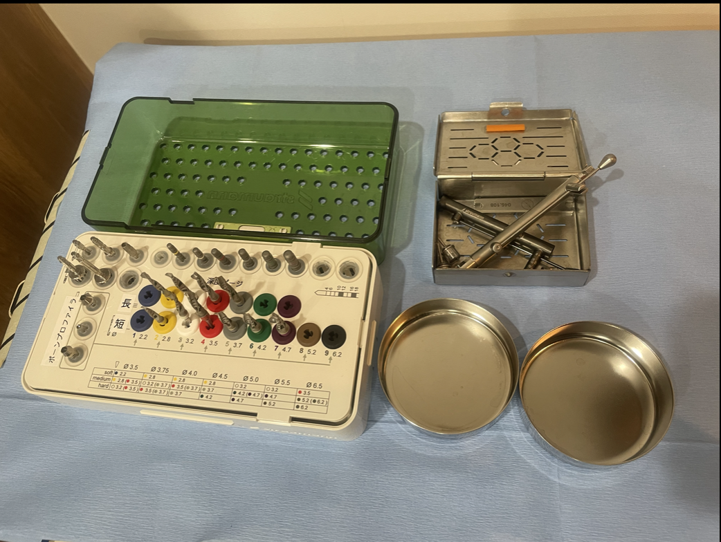 インプラント治療に3〜4ヶ月も待てない方へ。池袋のグランドメゾンデンタルクリニックでは、ストローマンBLX導入により最短1ヶ月で仮歯装着も可能。即日インプラントにも対応。